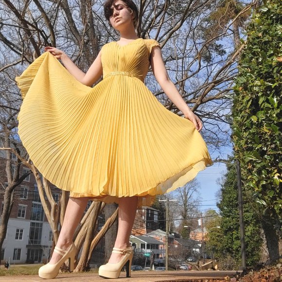 Dresses & Skirts - beautiful pleated yellow chiffon dress tea length